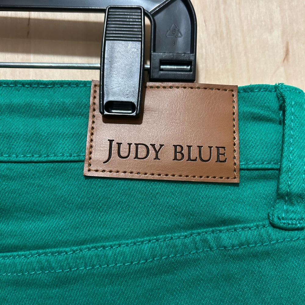 Judy Blue Women’s Vibrant Green Wide Leg Jeans with Raw Hem - Picture 3 of 9